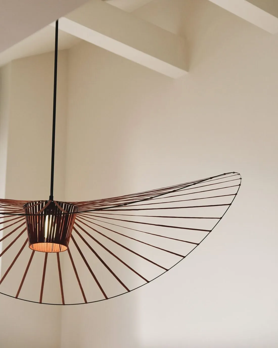 Designerska lampa wisząca pod skosem